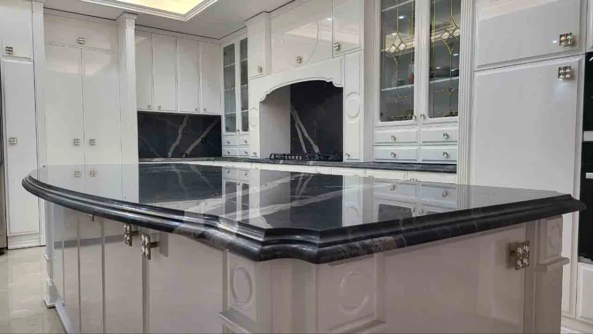 کابینت پولیشی سفید کلاسیک با جزیره سفید و صفحه و بین کابینتی سنگی