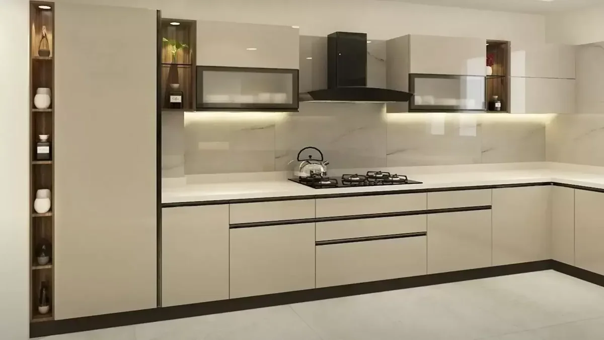 کابینت هایگلاس کرمی مات و صفحه سفید و بین کابینتی سنگی