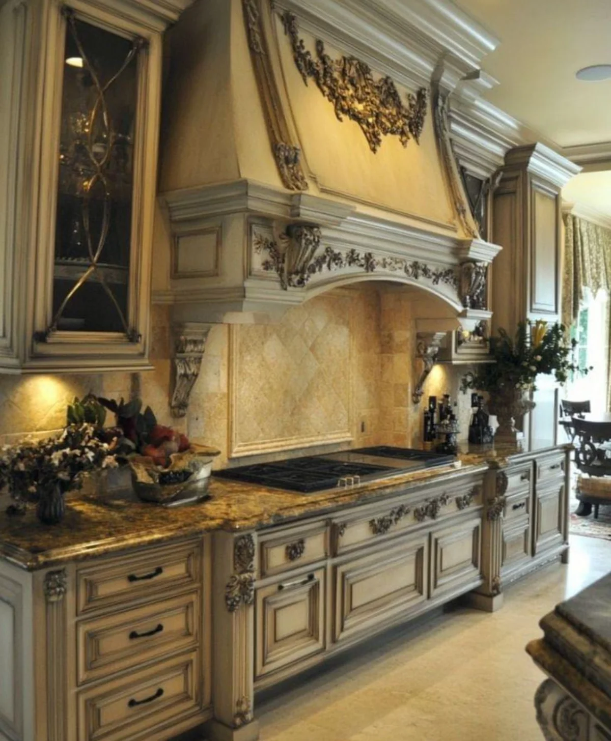 کابینت ممبران سلطنتی بژ با منبت کاری طلایی و دستگیره های برنجی