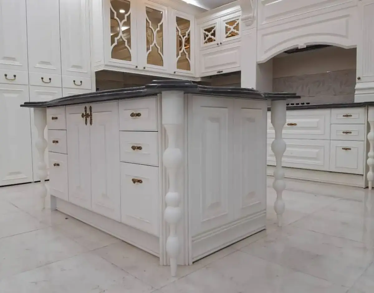 کابینت ممبران سفید با دستگیره برنجی و صفحه سنگی مشکی