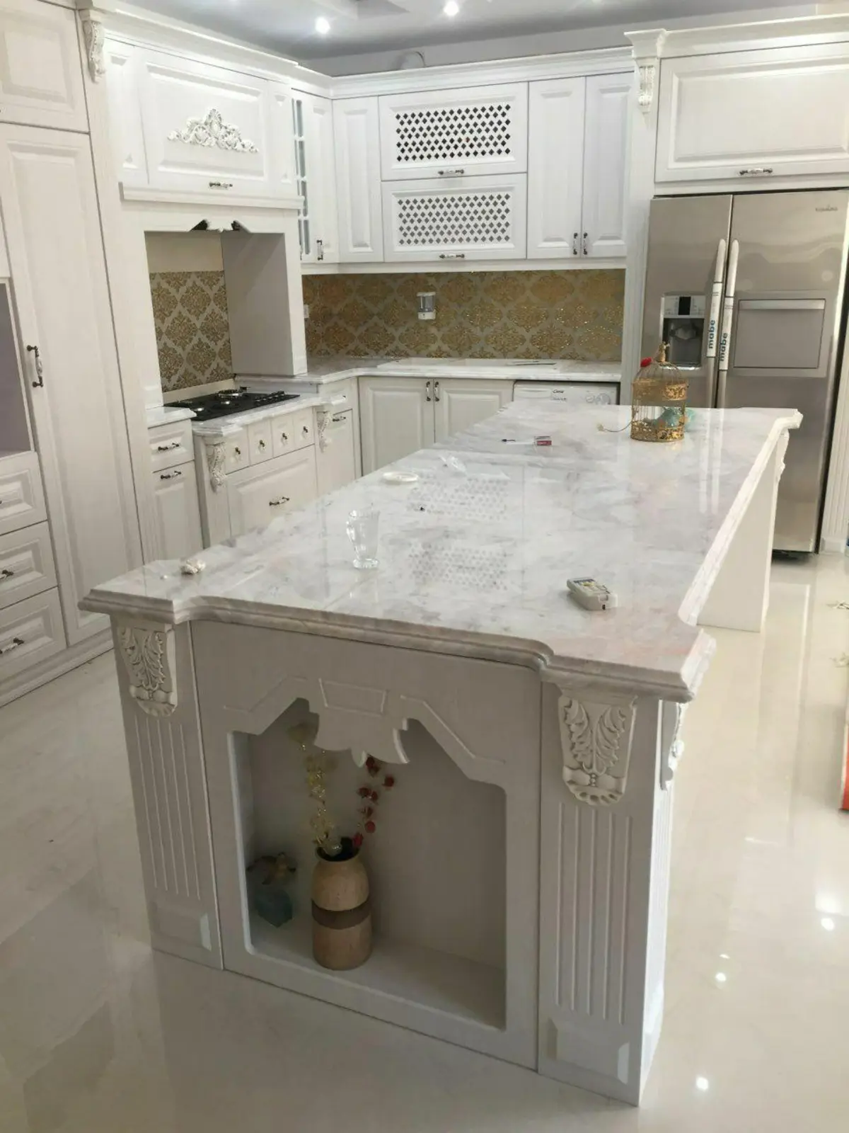 کابینت ممبران کلاسیک سفید با دستگیره های برنجی