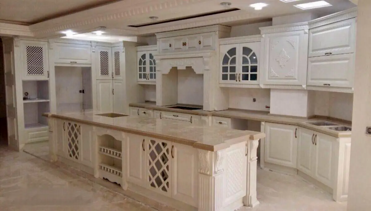 کابینت ممبران کلاسیک سفید با دستگیره برنجی و صفحه بژ