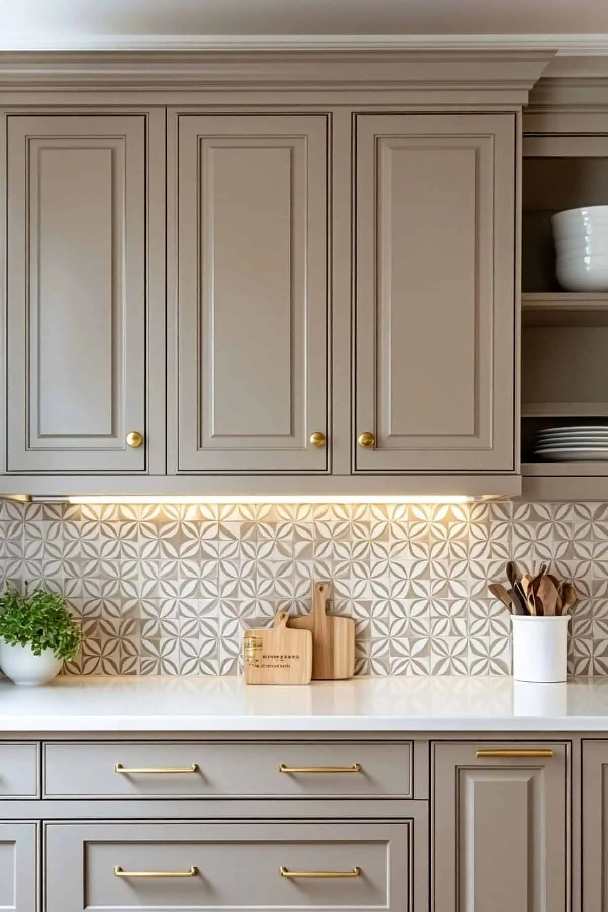 کابینت ممبران بژ با دستگیره های طلایی دایره و استوانه ایی