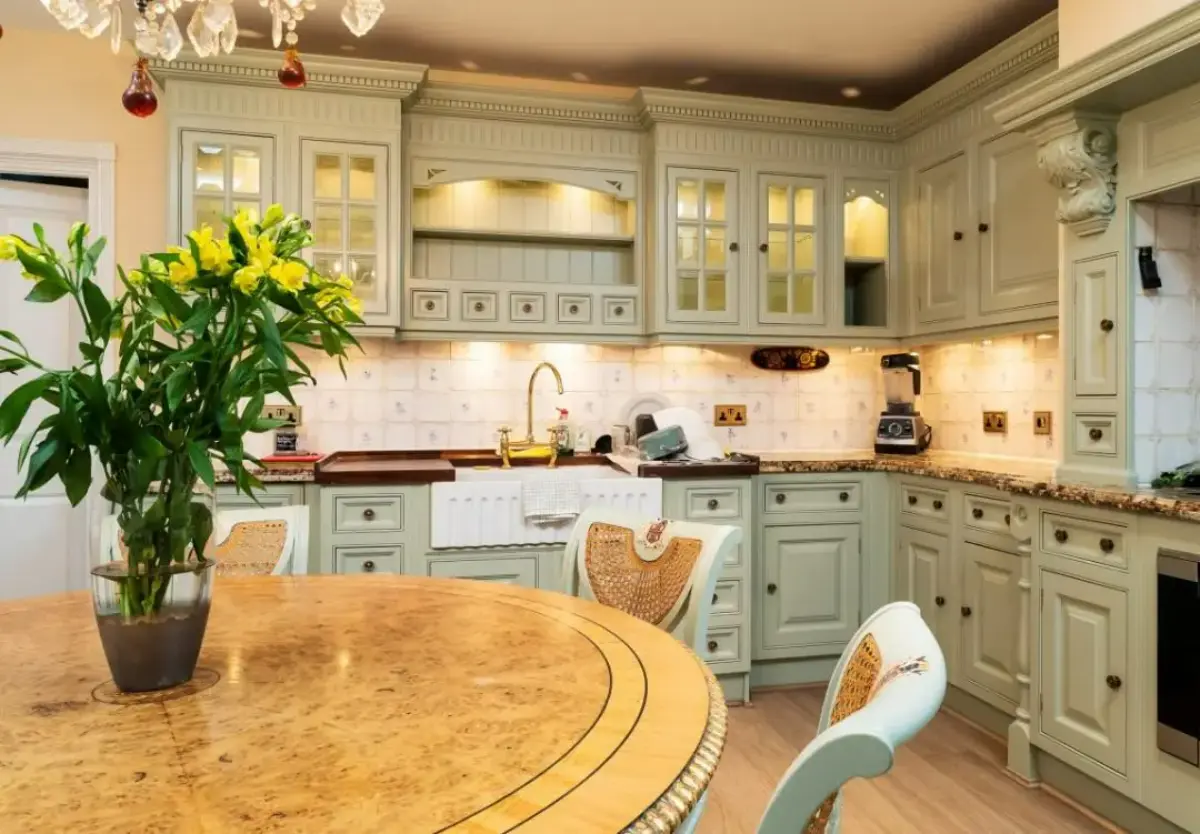 کابینت سبز روشن با دستگیره های ساده و صفحه قهوه ایی و نورپردازی زیرکابینتی