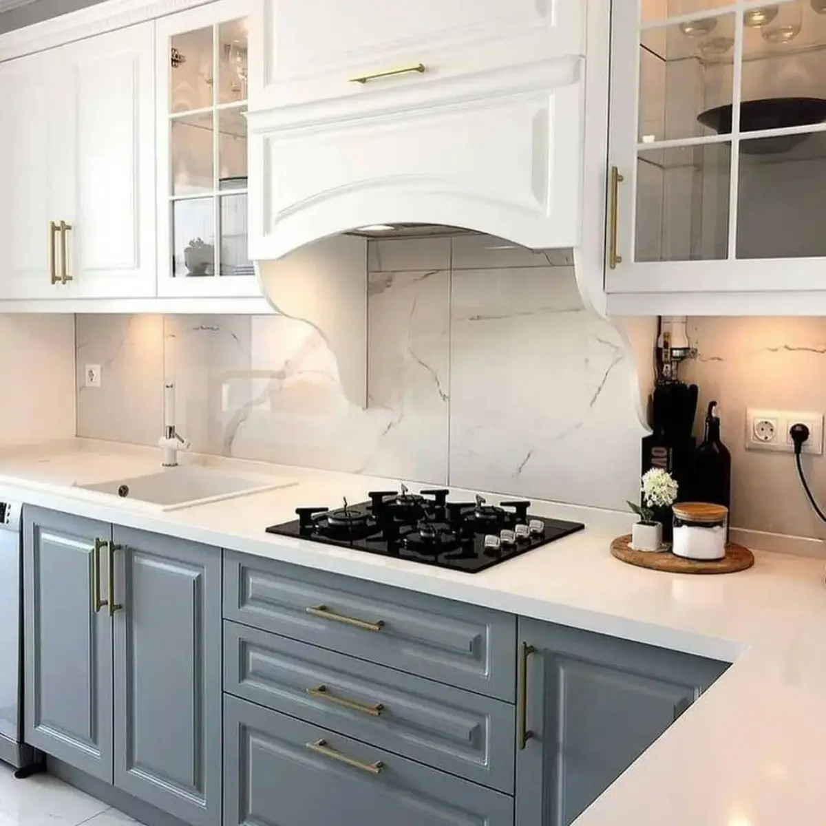 کابینت ممبران طوسی سفید با دستگیره های برنجی ساده