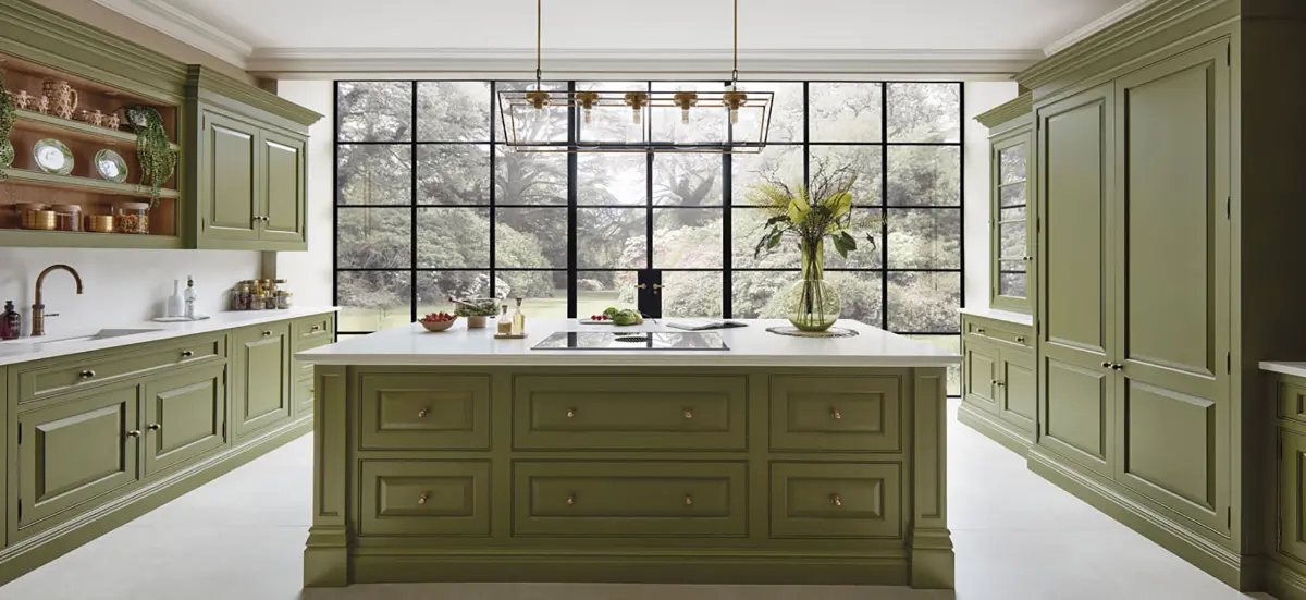 کابینت ممبران سبز با دستگیره ساده طلایی و صفحه سفید