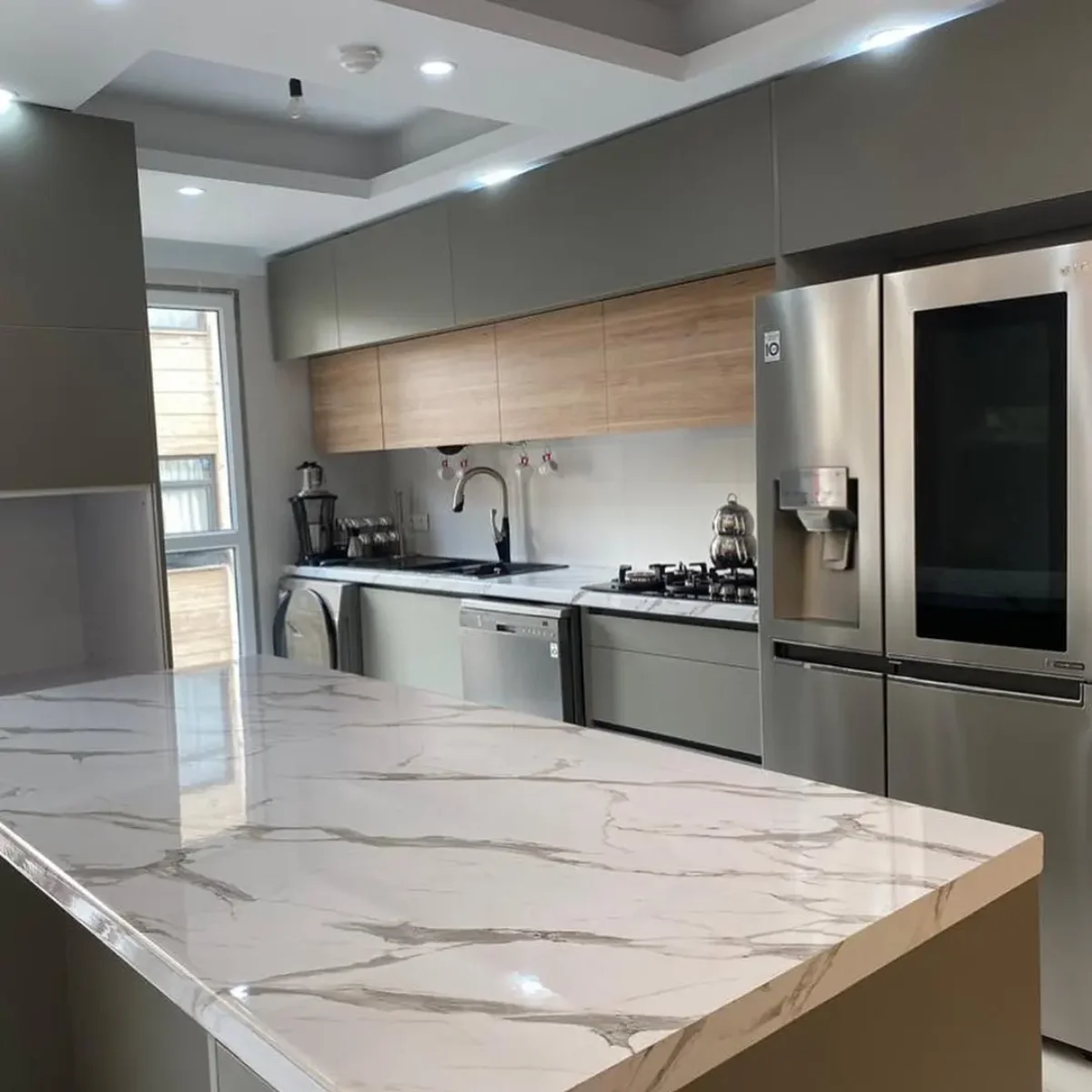 کابینت هایگلاس طوسی و طرح چوب مات با صفحه سنگی سفید