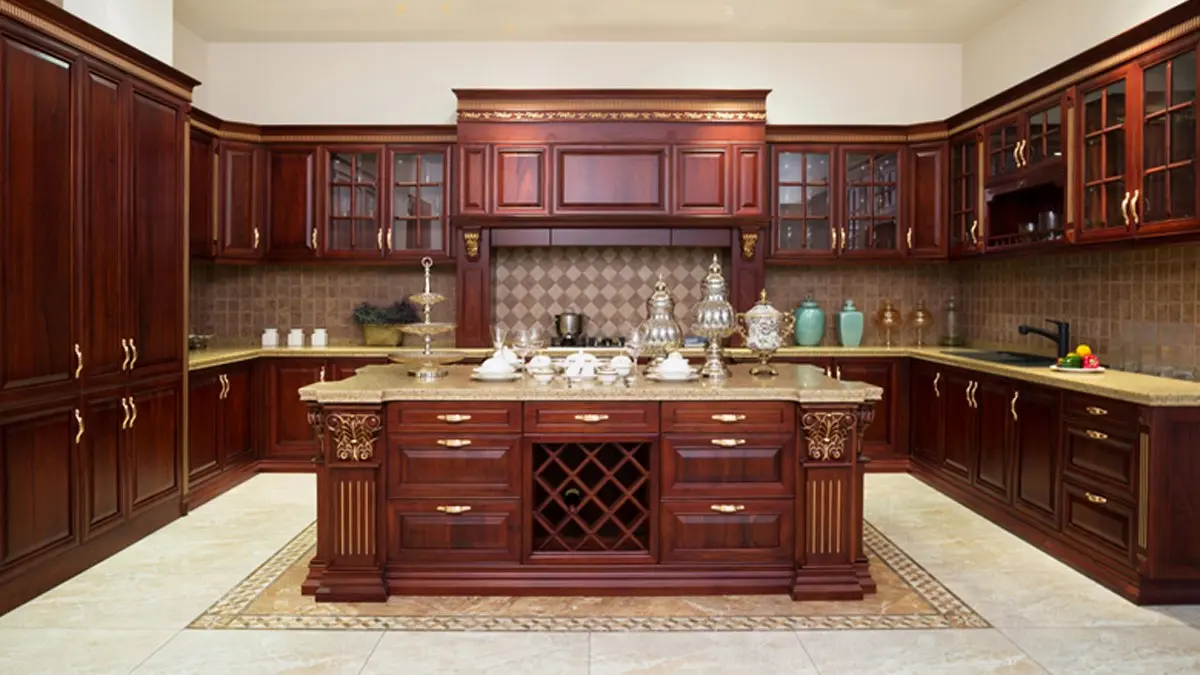 کابینت و جزیره کلاسیک چوبی قرمز با دستگیره های طلایی و کلاسیک