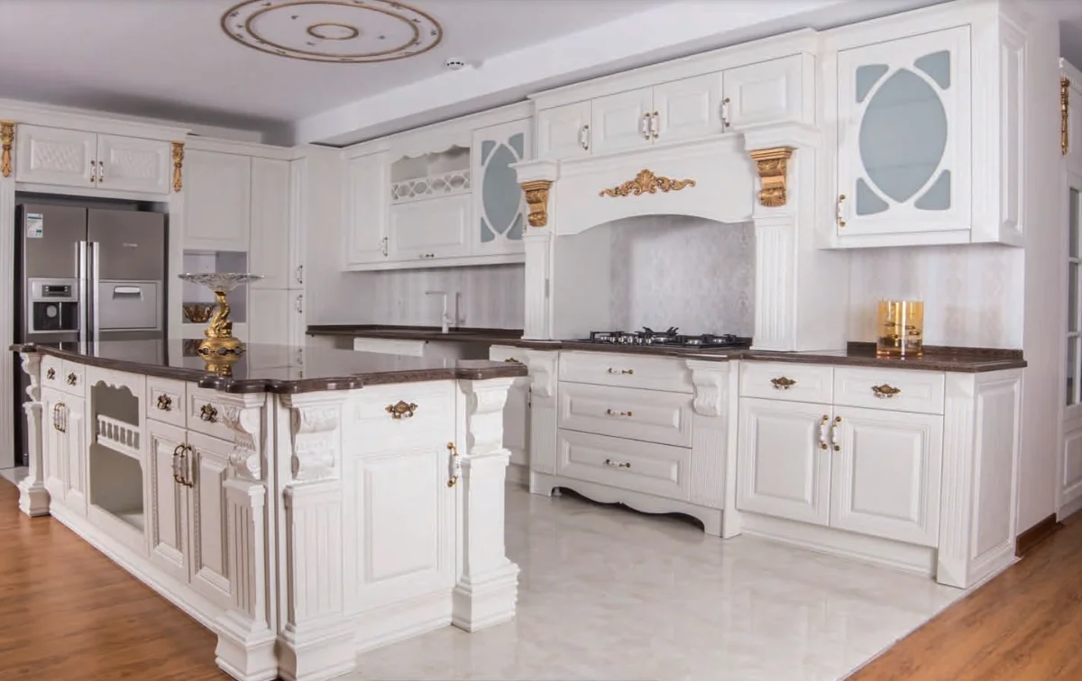 کابینت ممبران سلطنتی سفید با دستگیره هایی طلایی