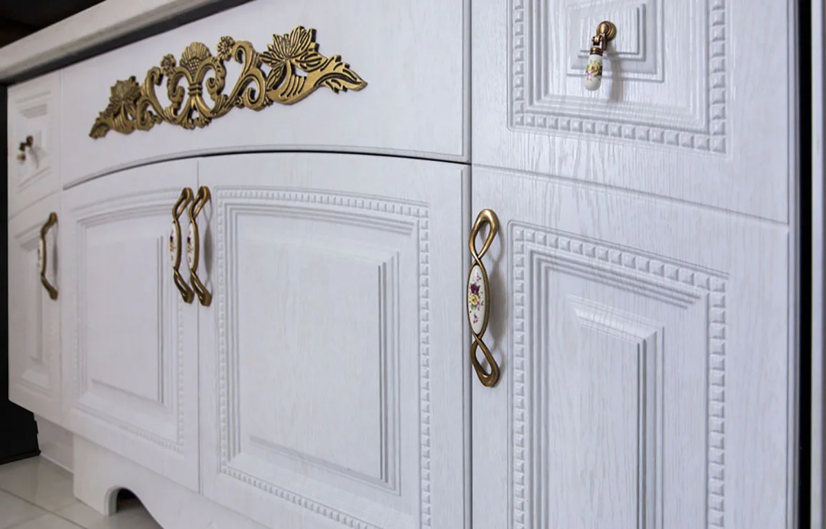 کابینت ممبران سلطنتی سفید طلایی و دستگیره های کلاسیک