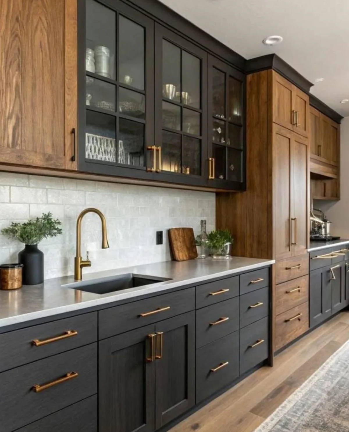 کابینت روکش چوب دو رنگ مشکی قهوهای با سه کابینت درب ویترینی و صفحه کابینت سفید و شیرآلات طلایی
