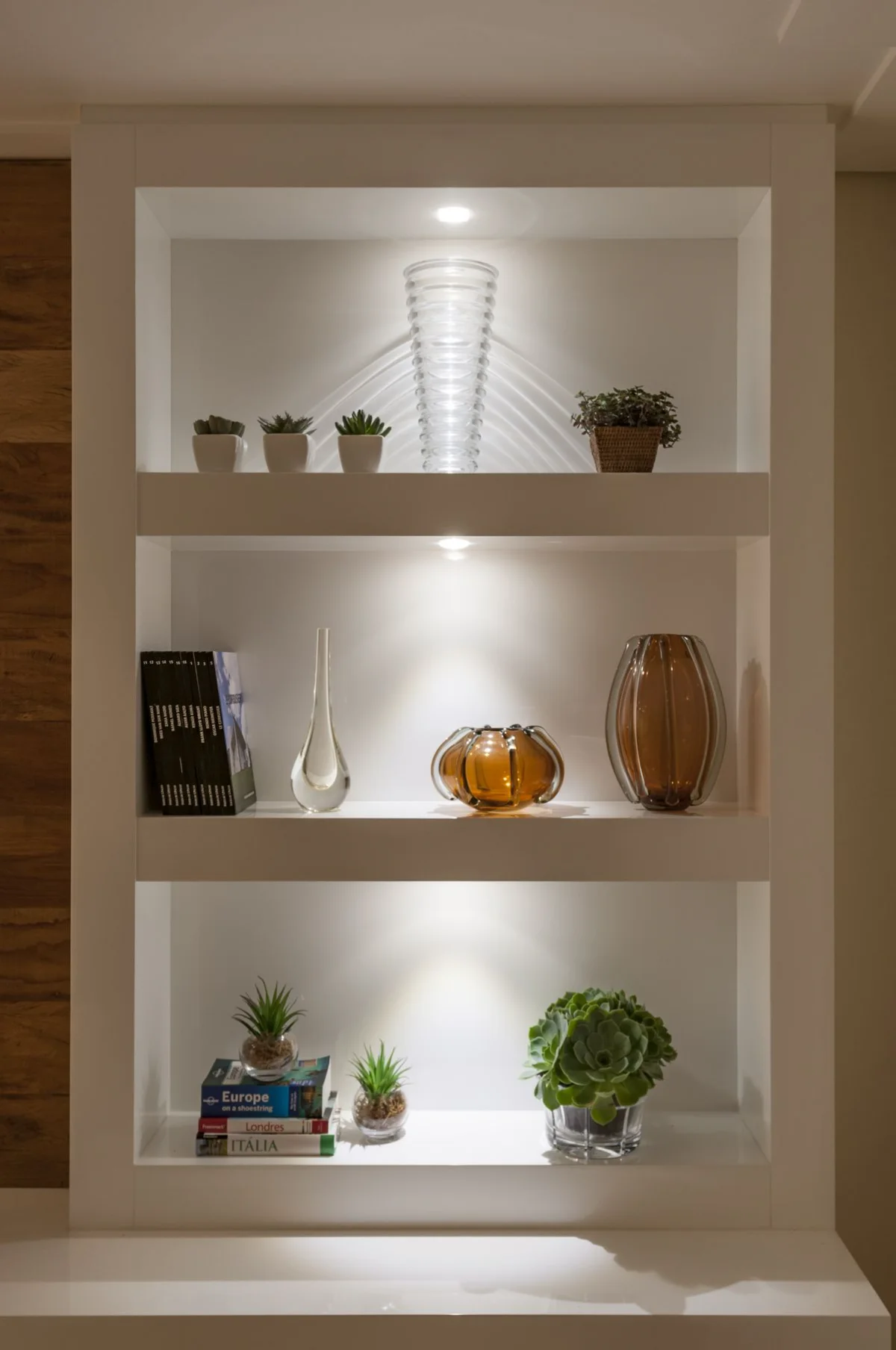 ویترین باز کابینت مدرن سفید با سه طبقه و نور پردازی نقطهای سفید زیر طبقات