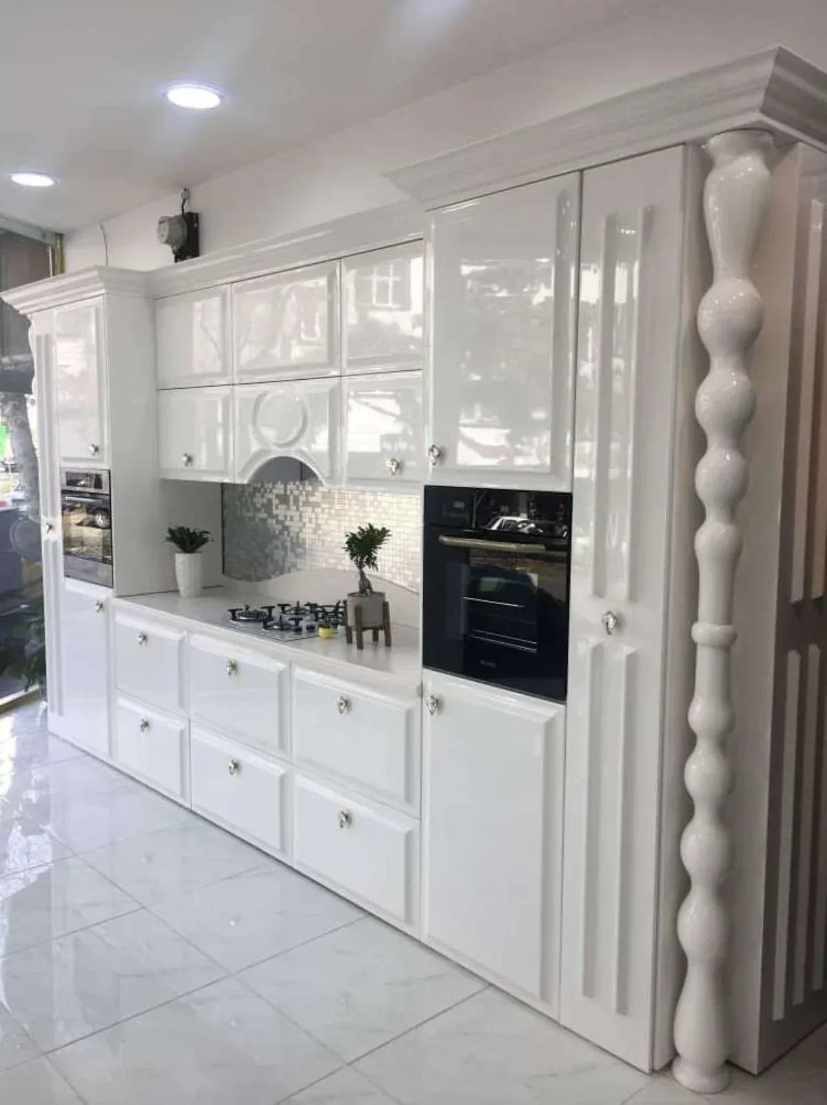 کابینت انزو سفید با طراحی خاص و دستگیره های ساده و مدرن