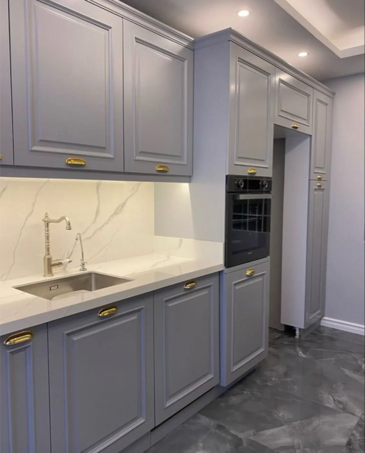 کابینت نئوکلاسیک پلی اورتان طوسی با دستگیره های طلایی