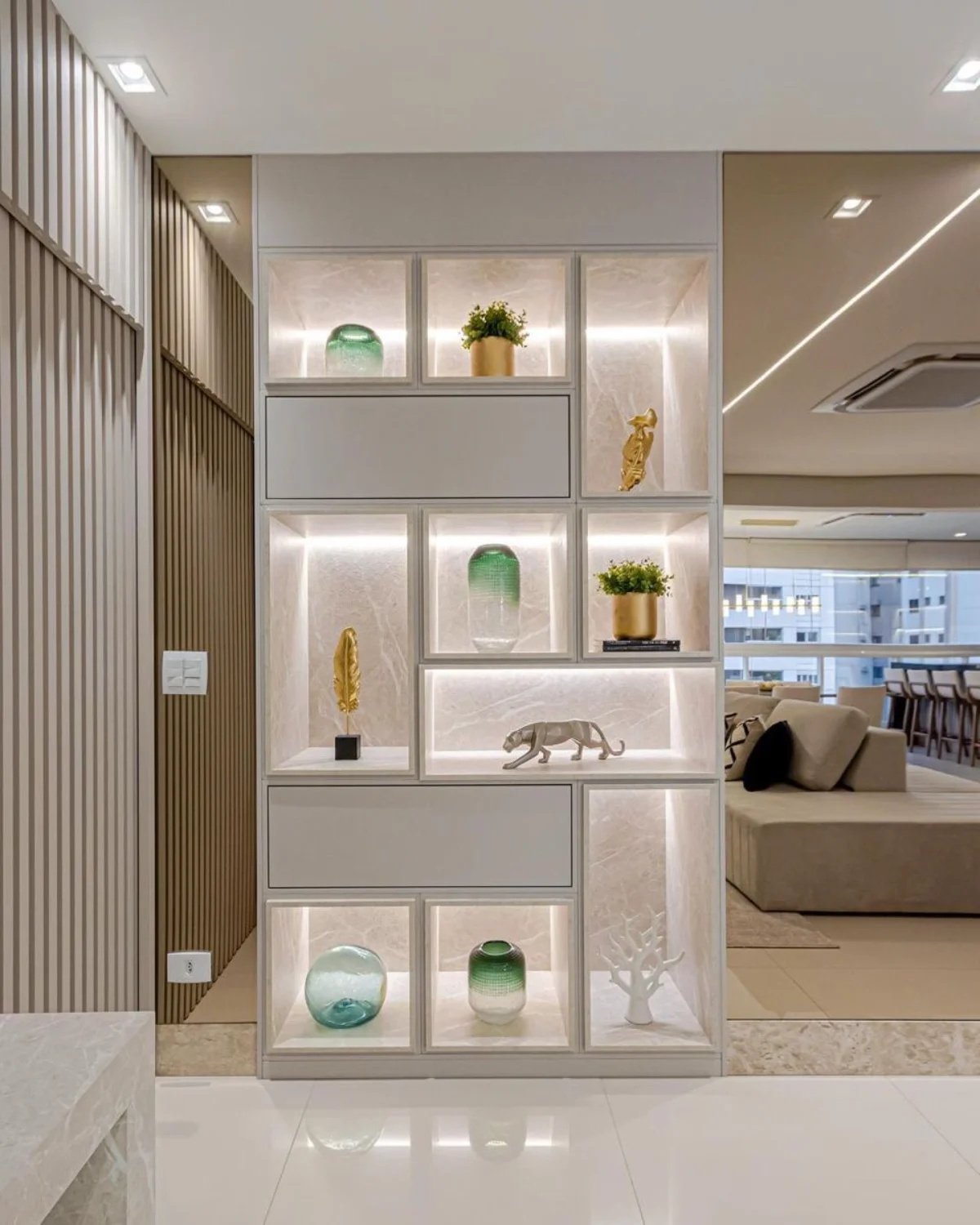 ویترین باز کابینت با دو کشو اجرا شده در آن و دکوریها در طیف رنگی سبز و طلایی