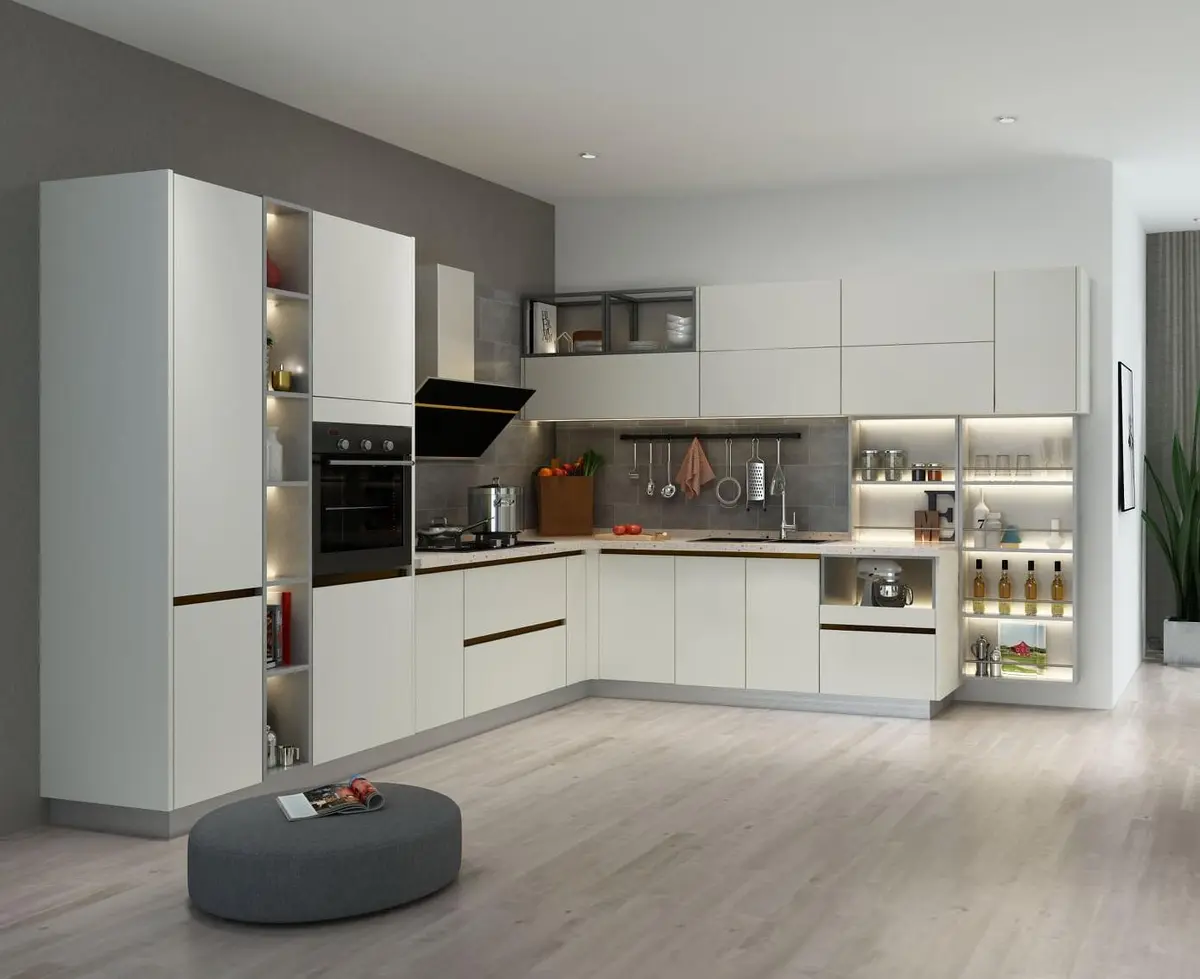 کابینت مدرن سفید با ویترین در کنار کابینت کمدی سمت چپ و همچنین ویترین با ارتفاع کوتاهتر در سمت راست