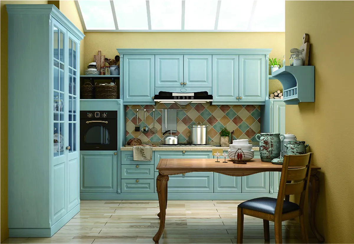 کابینت روکش چوب رنگ آبی روشن مات و صفحه بین کابینت رنگارنگ و یک کابینت کمدی ویترینی در سمت چپ