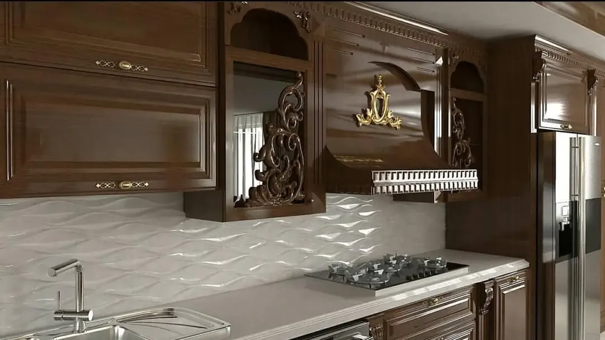 کابینت قهوهای تیره روکش چوب با منبت کاری و دستگیرههای طلایی و دو کابینت ویترینی در دو طرف کاور هود