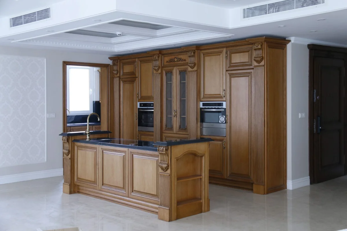 کابینت و جزیره کلاسیک چوبی تیره