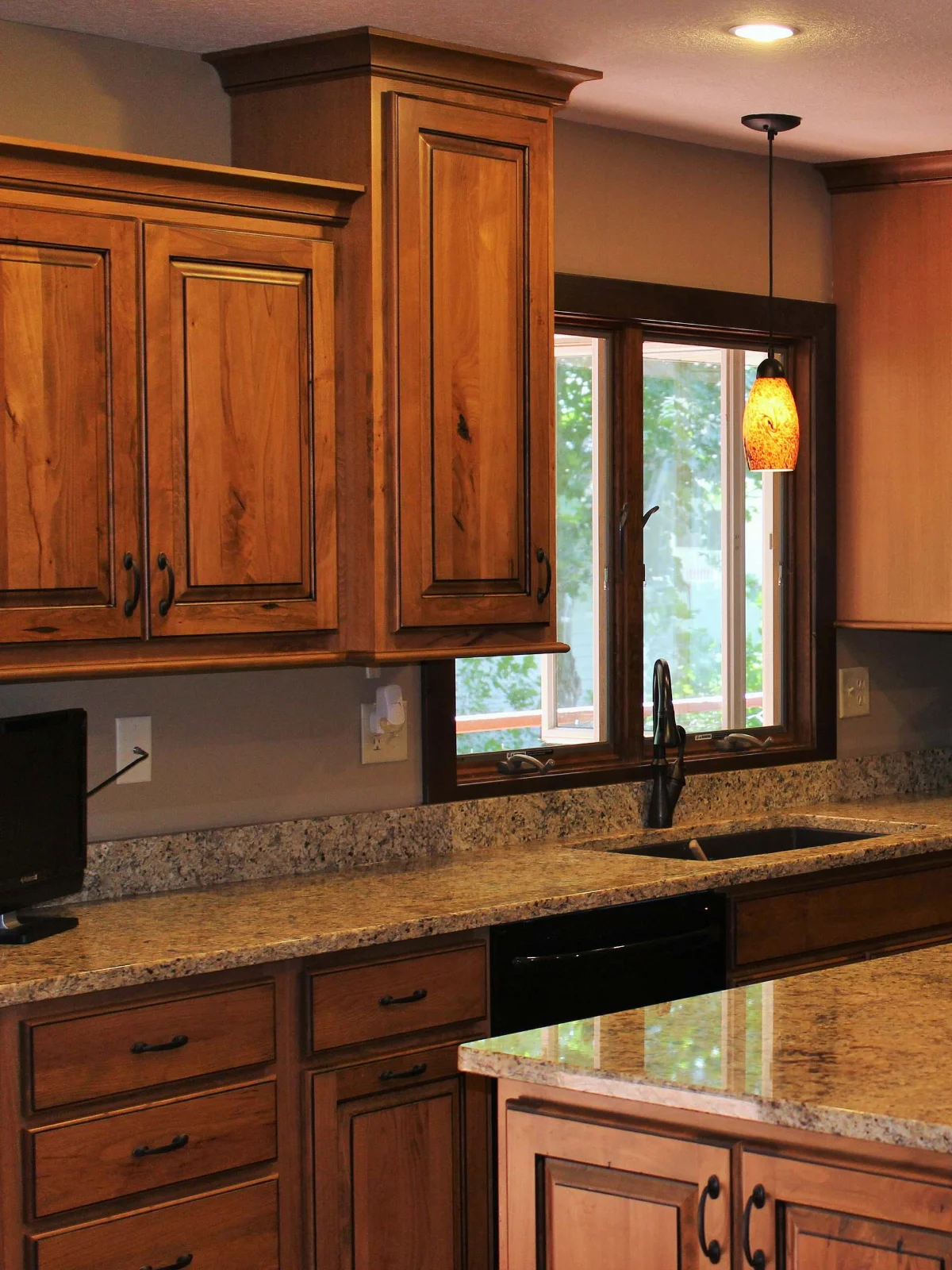 کابینت نئوکلاسیک چوب راش با دستگیره‌های ساده برنجی