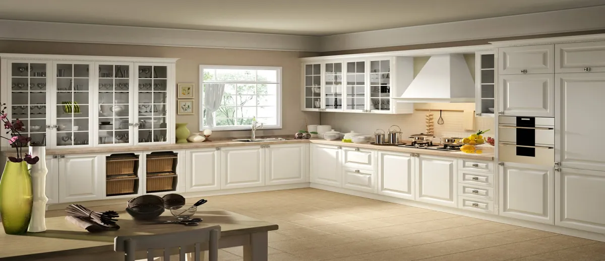 کابینت روکش چوب شیری با کابینت ویترینی در یونیتهای دیواری و کابینت کمدی سمت راست و فر توکار