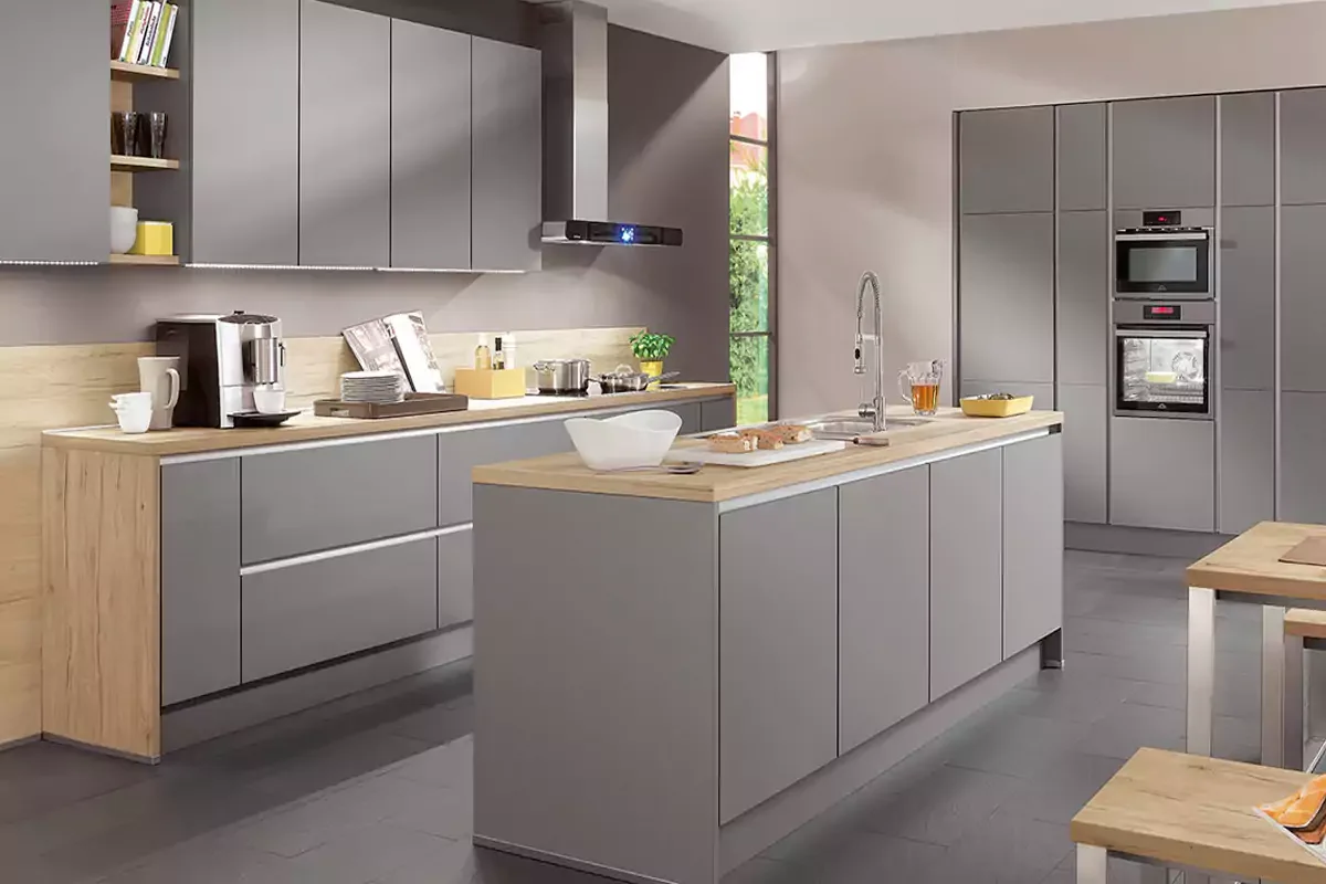 کابینت هایگلاس مات طوسی با دستگیره های مگنتی