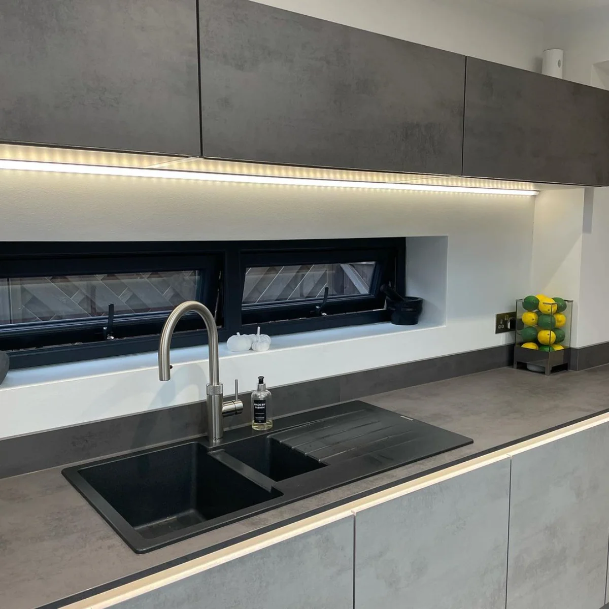 کابینت هایگلاس طرح بتن ساده با دستگیره های مگنتی