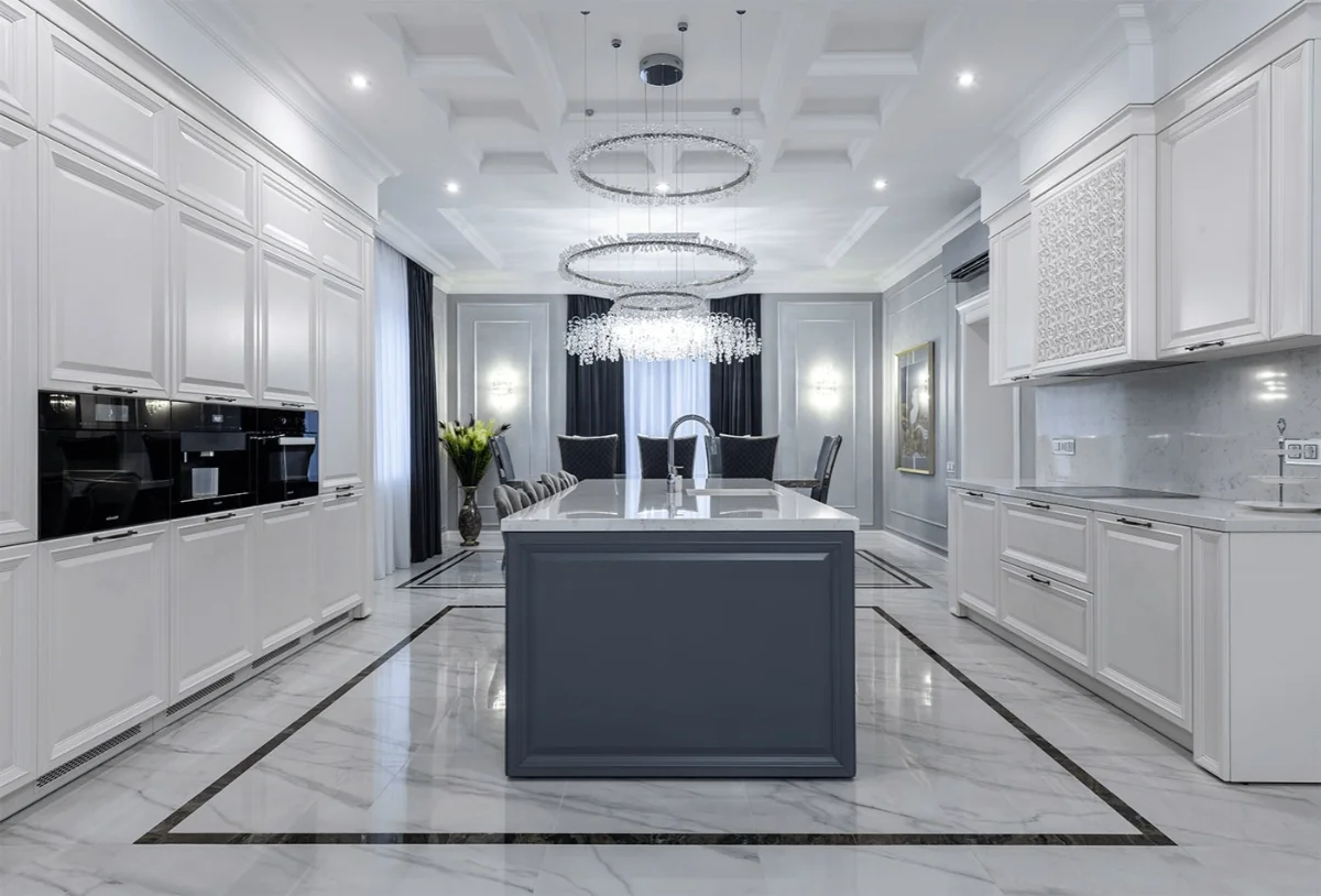 کابینت پولیشی سفید با دستگیره های برنزی و جزیره آبی