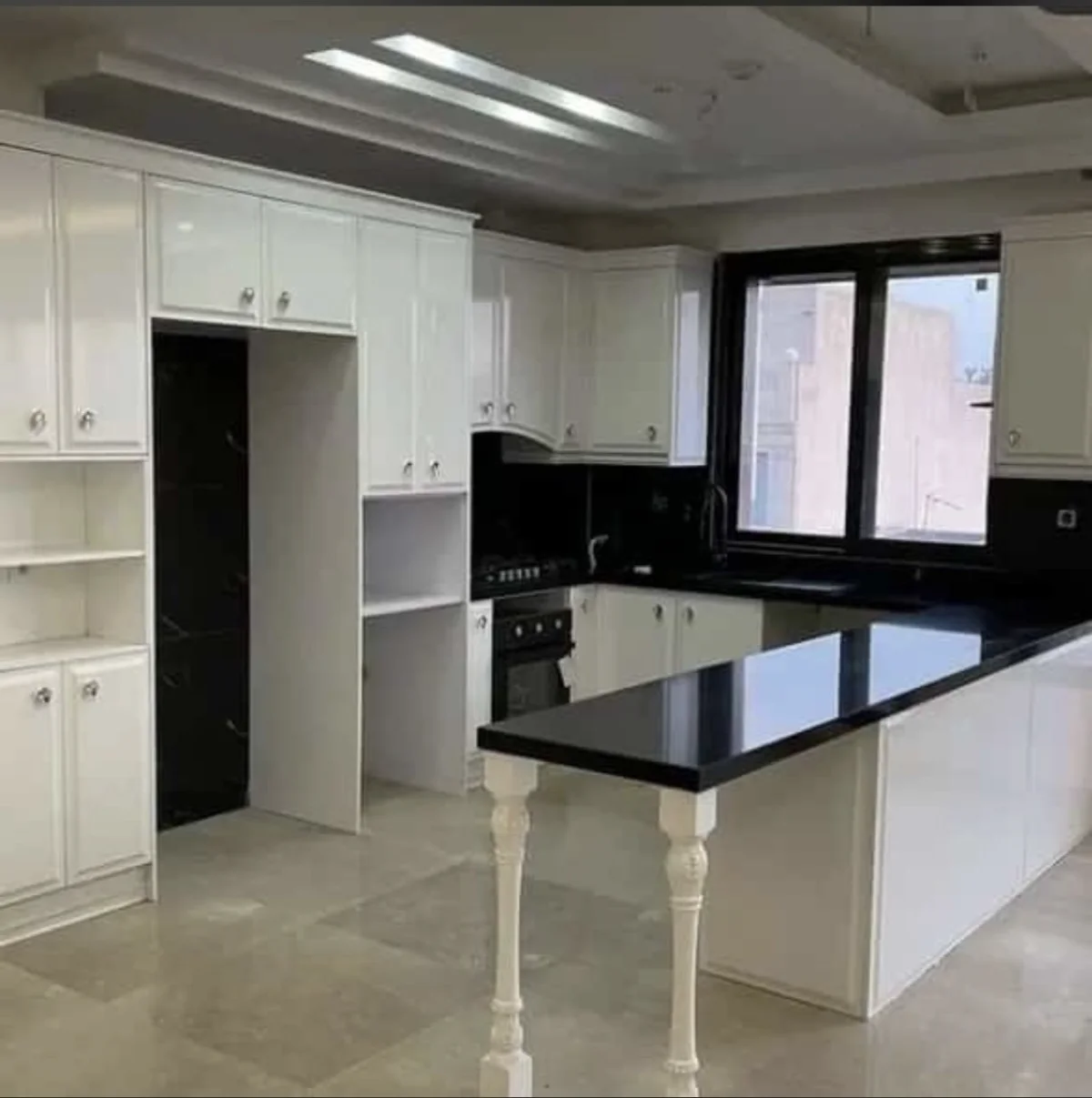 کابینت پولیشی سفید با دستگیره های ساده نقره ایی