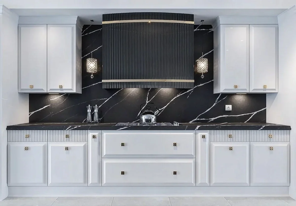 کابینت پولیشی سفید با دستگیره های ساده طلایی