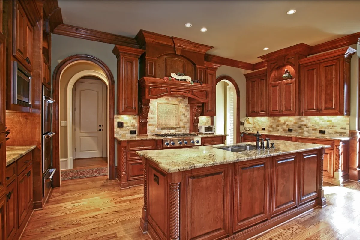 کابینت و جزیره کلاسیک با چوب توسکا به رنگ قهوه‌ای تیره