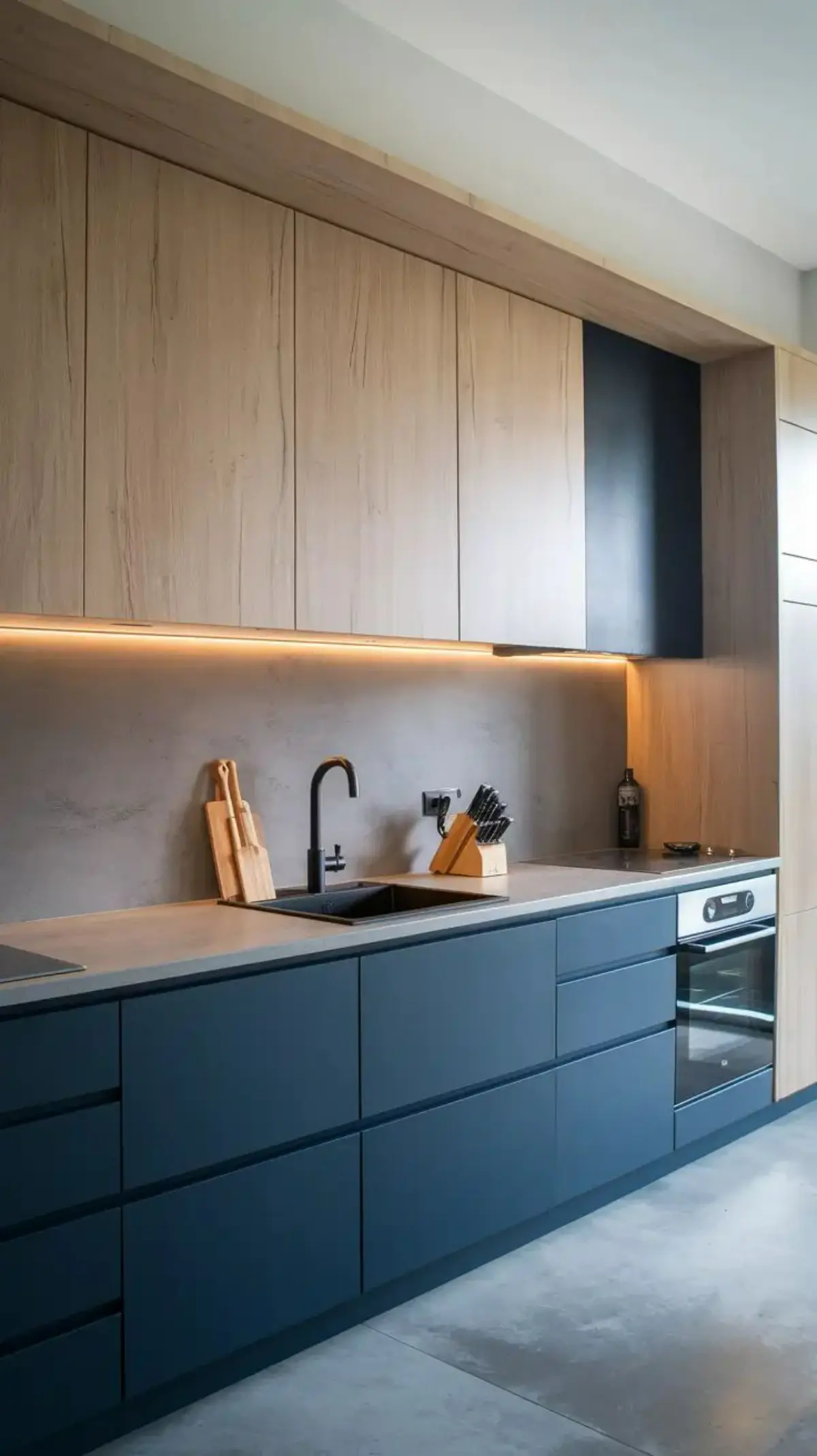 کابینت مدرن آبی و چوبی بدون دستگیره