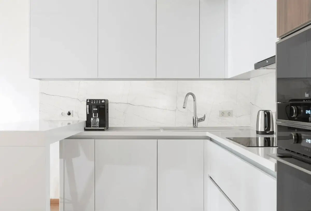 کابینت مدرن سفید رنگ بدون دستگیره مگنتی مینیمال