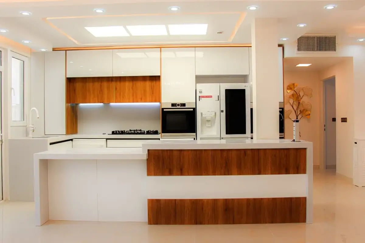 کابینت و جزیره سفید و طرح چوب قهوه‌ای