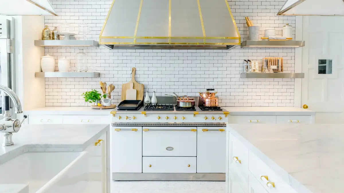 کابینت مدرن سفید رنگ با دستگیره‌ها و یراق طلایی