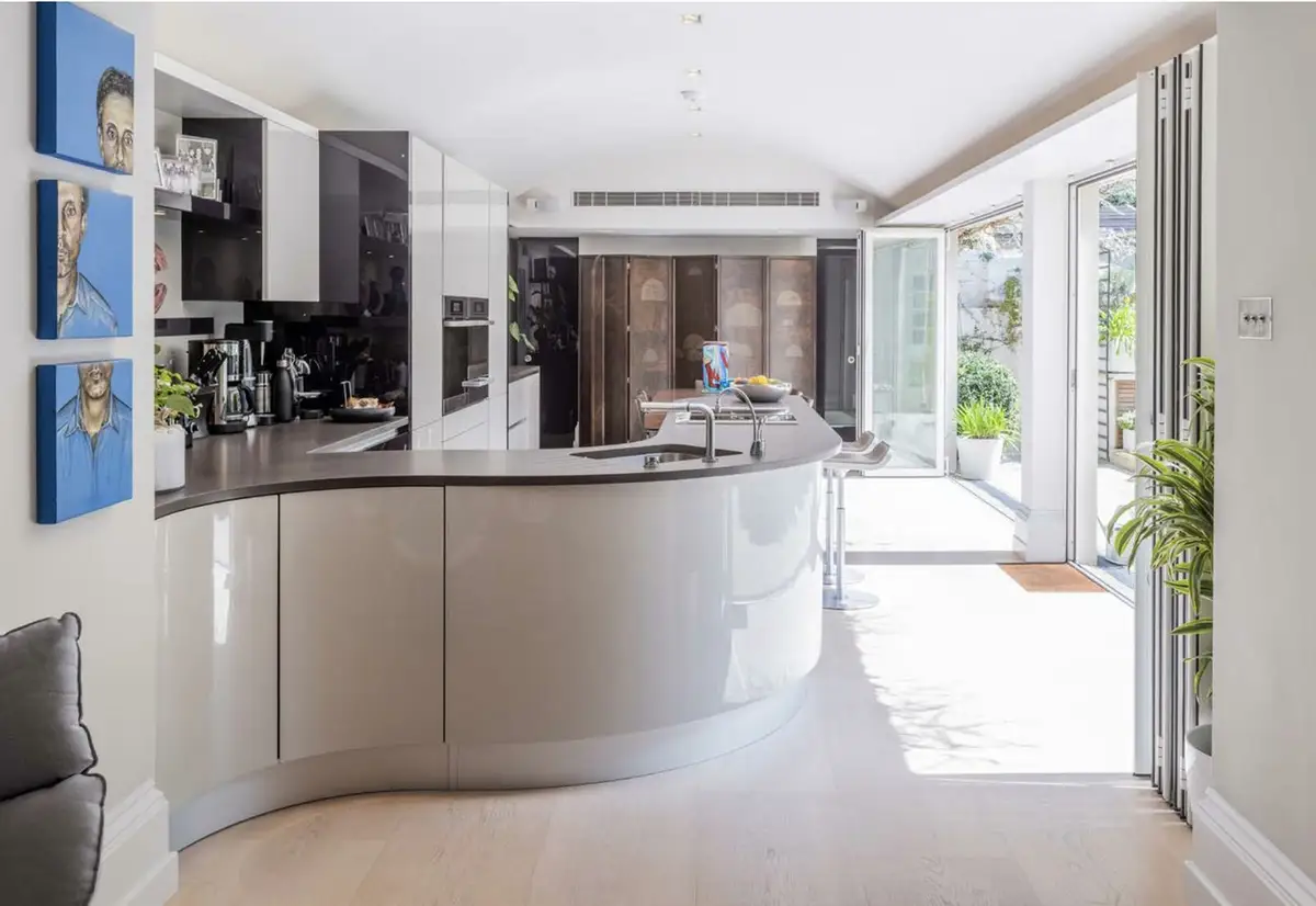 کابینت سفید-مشکی مدرن به صورت منحنی