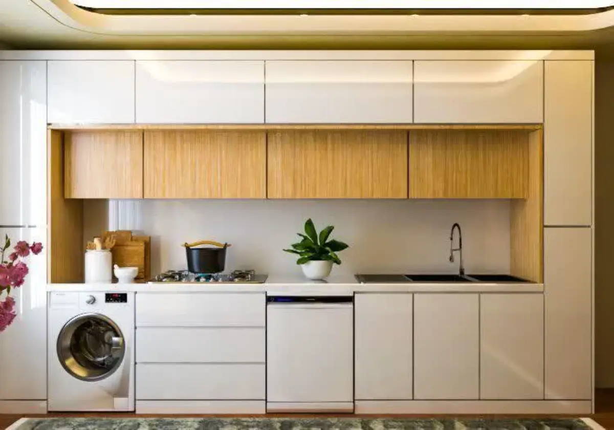 کابینت سفید رنگ مینیمال براق با جنس هایگلاس و بین‌کابینتی سفید