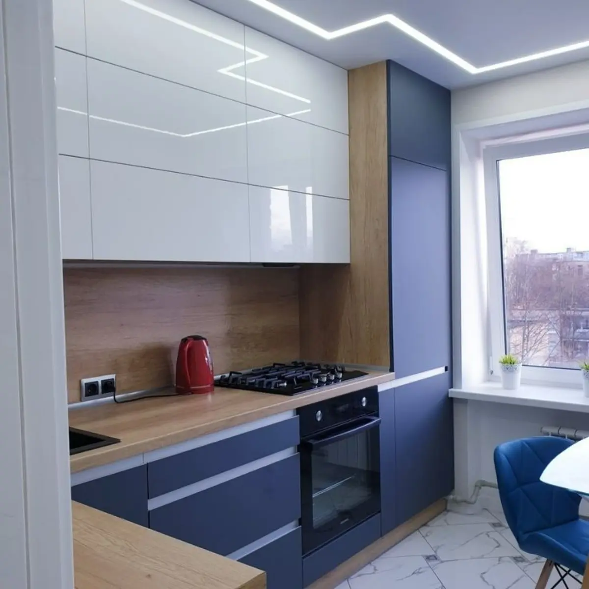 کابینت مدرن سفید براق و آبی مات بدون دستگیره