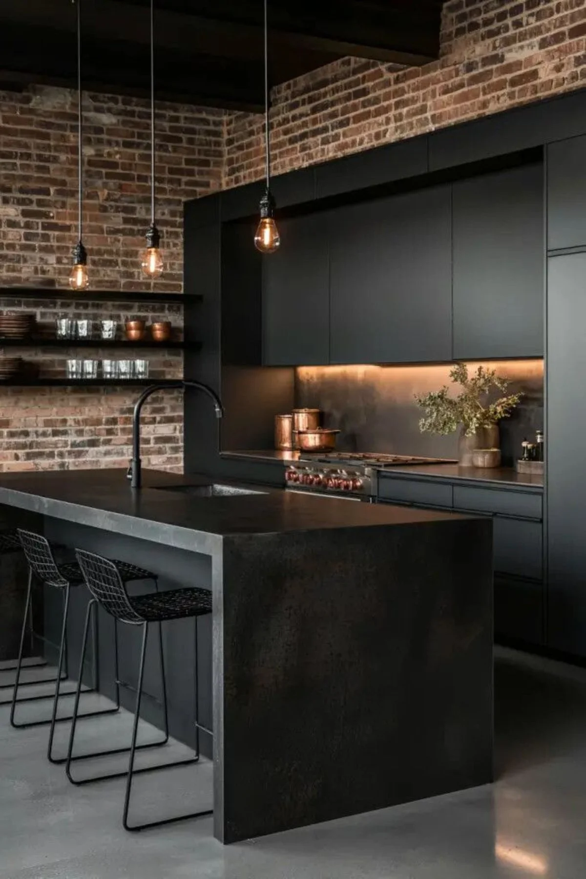 کابینت و جزیره مشکی مات با نورپردازی زرد